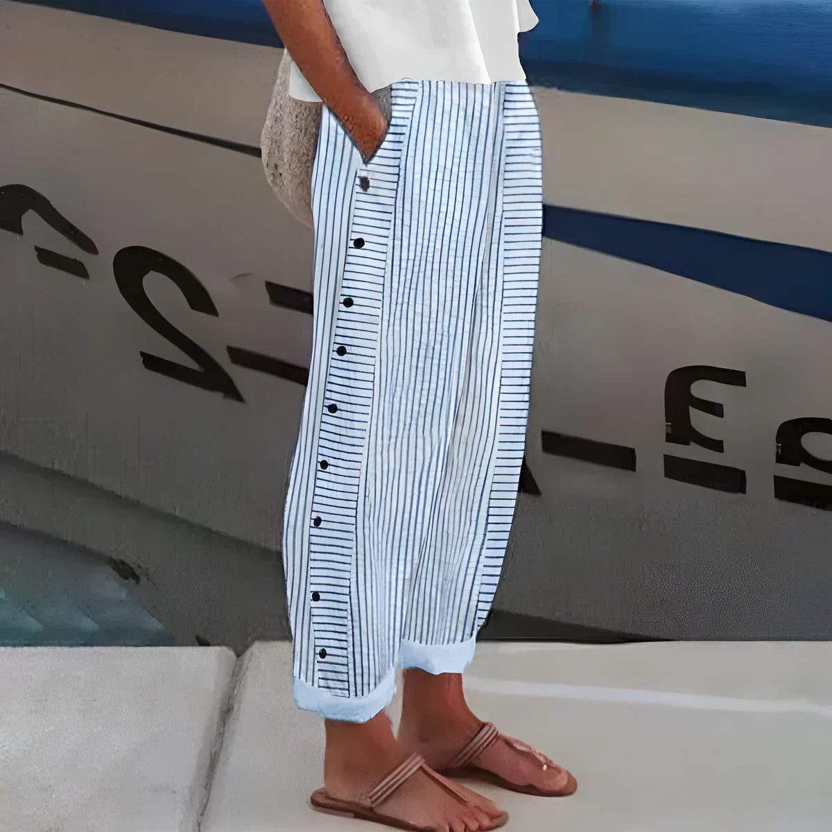 Wendy™ | Pantalon estival rayé avec détails à boutons