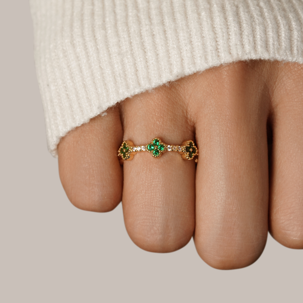 Bague porte-bonheur avec trèfle et cristaux