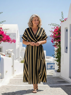 Lina | Robe mi-longue élégante à rayures, col en V, coupe portefeuille flatteuse et manches courtes
