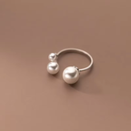 Bague ajustable avec trois perles d'eau douce