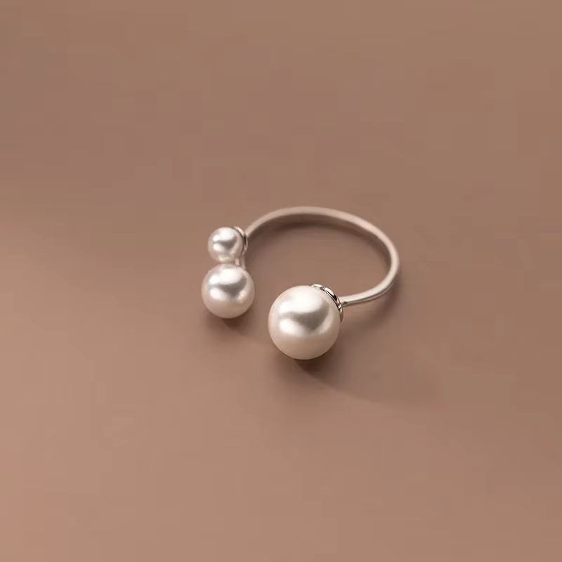 Bague ajustable avec trois perles d'eau douce