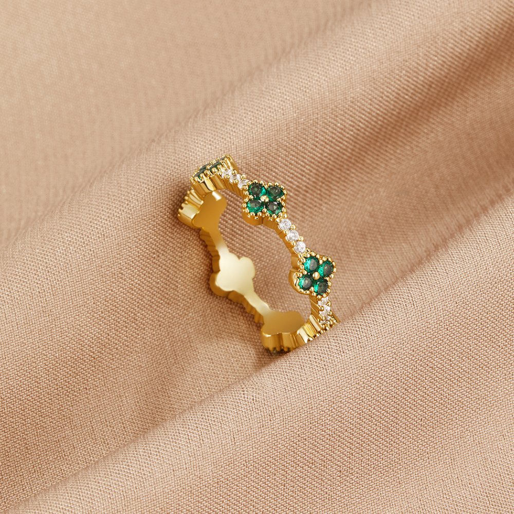 Bague porte-bonheur avec trèfle et cristaux
